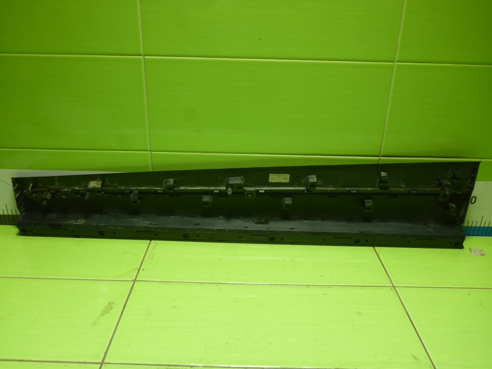 Накладка двери передней правой