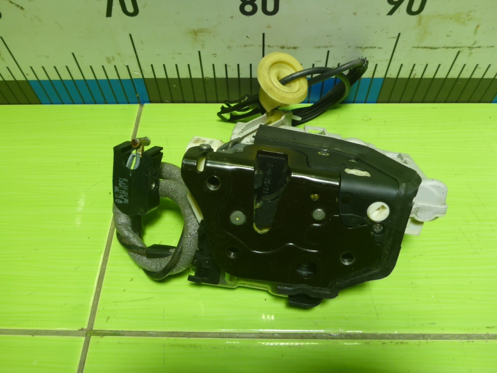 Замок двери задней правой