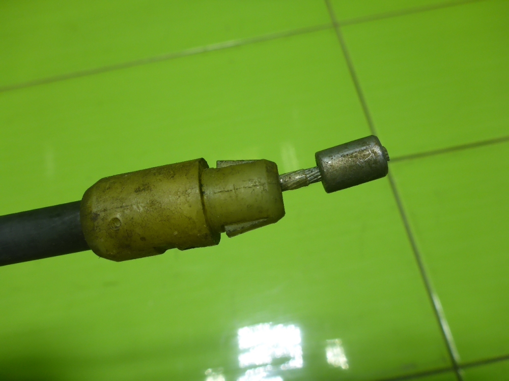 Трос стояночного тормоза