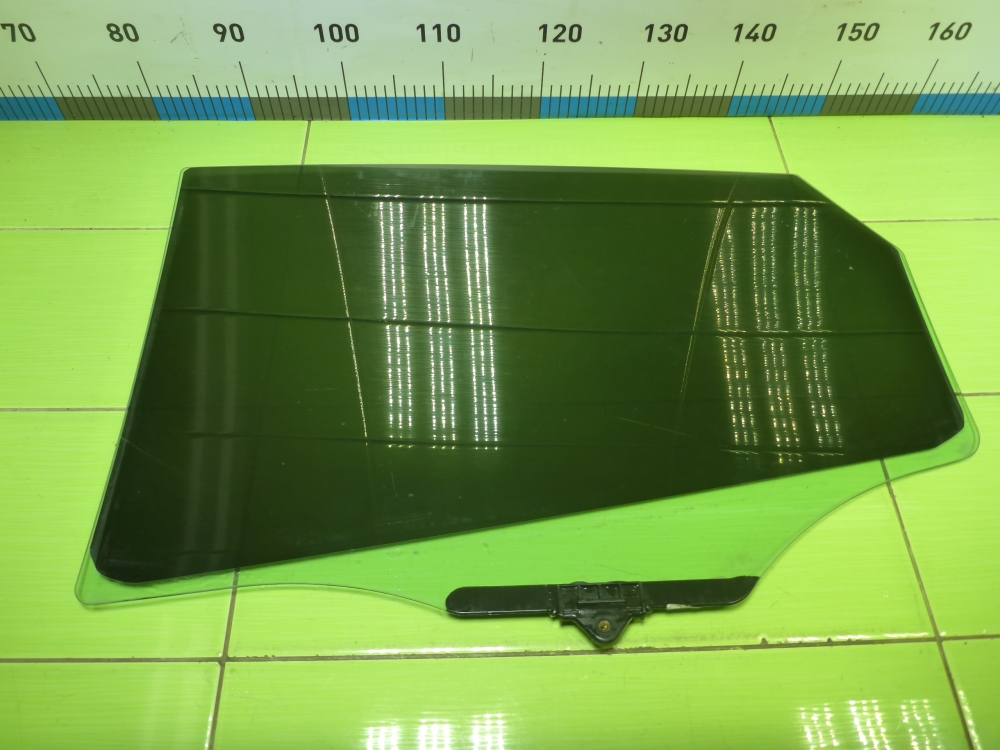 Стекло двери задней правой