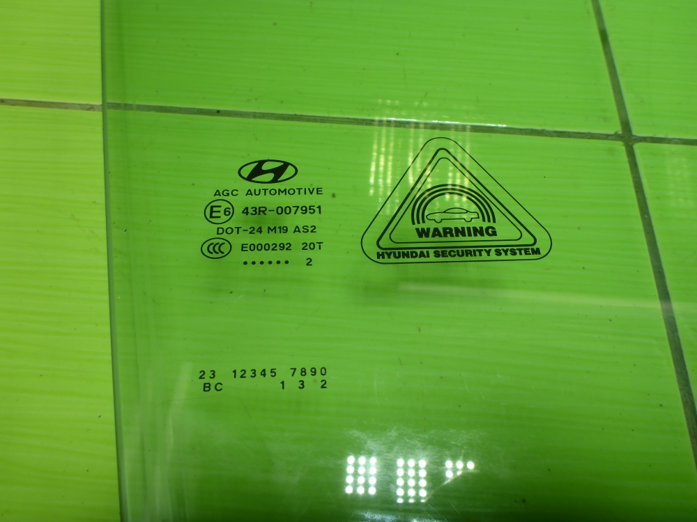 Стекло двери передней правой