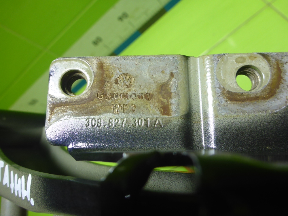 Петля крышки багажника