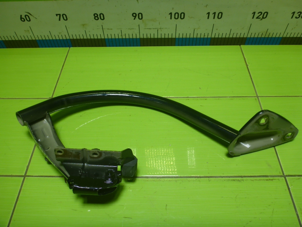 Петля крышки багажника