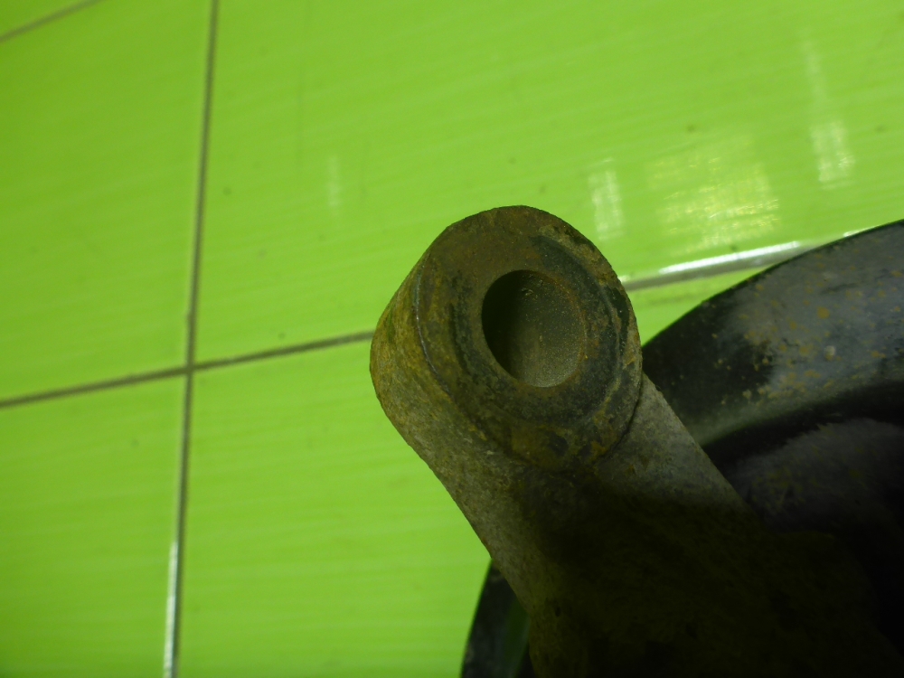 Кулак поворотный передний правый