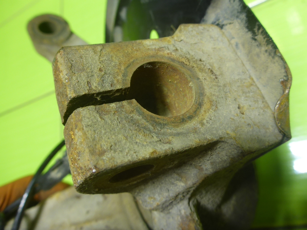 Кулак поворотный передний правый