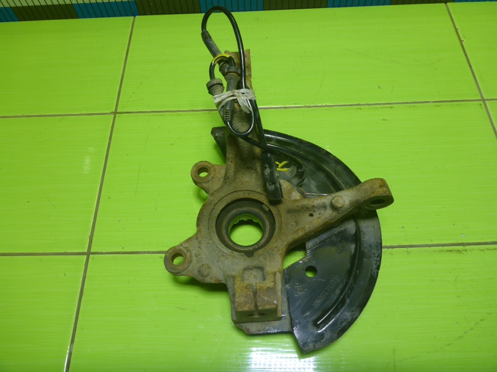 Кулак поворотный передний правый