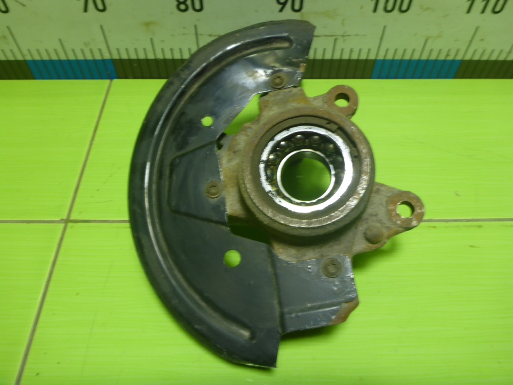 Кулак поворотный передний правый