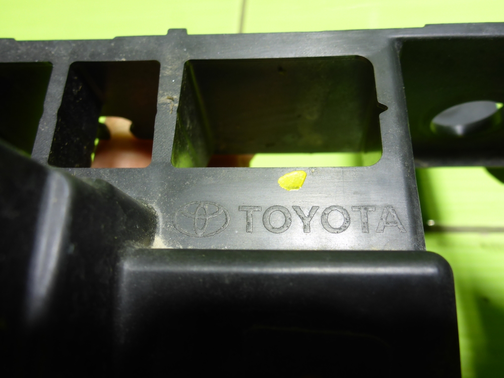 Кронштейн переднего бампера