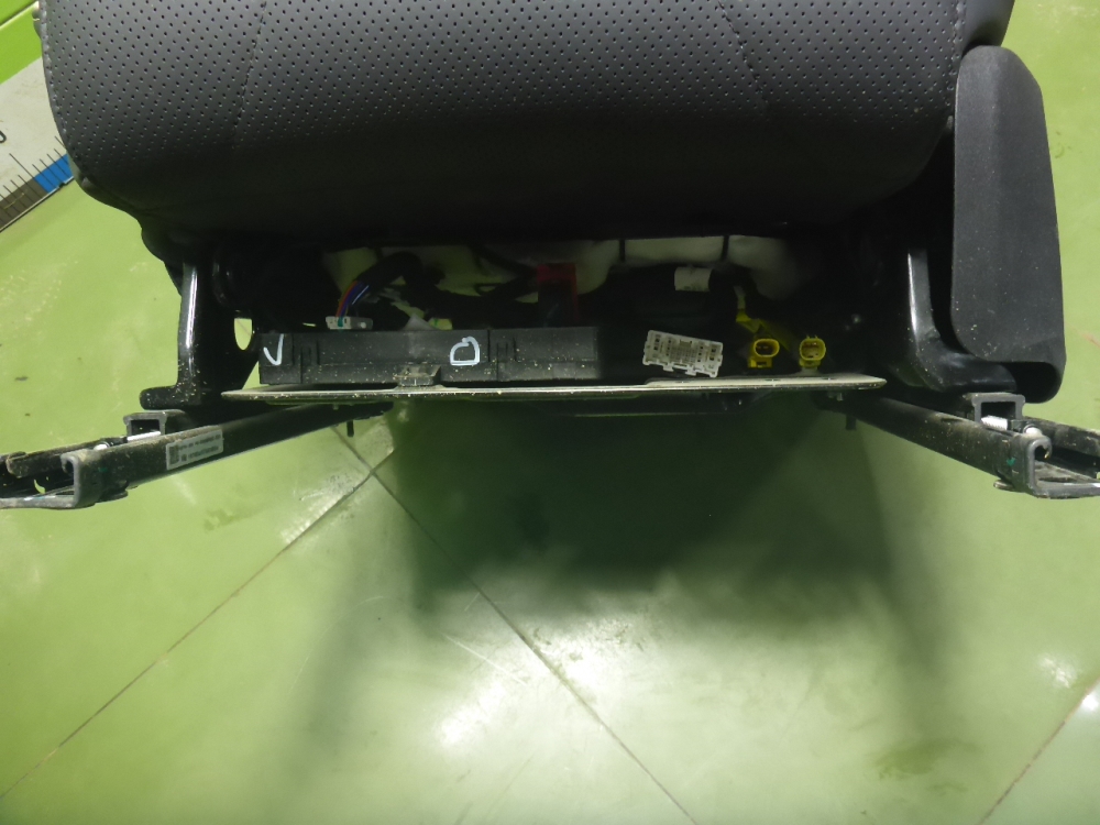 Сиденье переднее левое