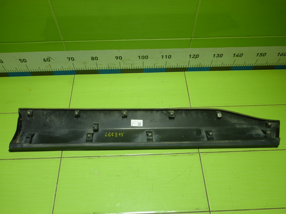 Накладка двери передней левой