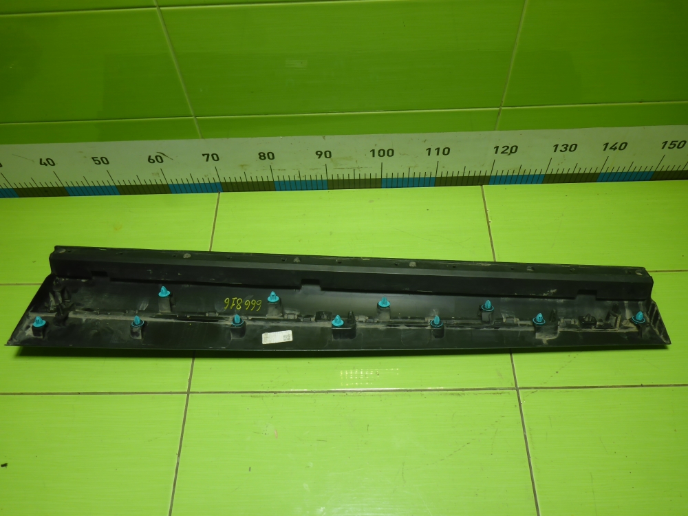 Накладка двери передней правой