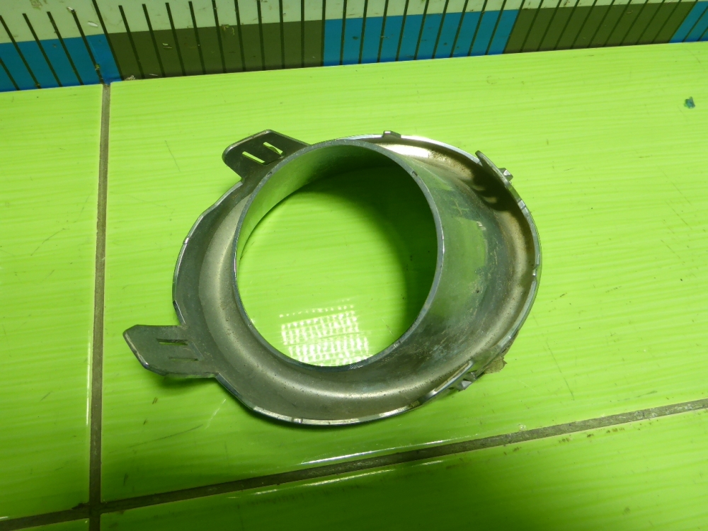 Рамка противотуманной фары левой