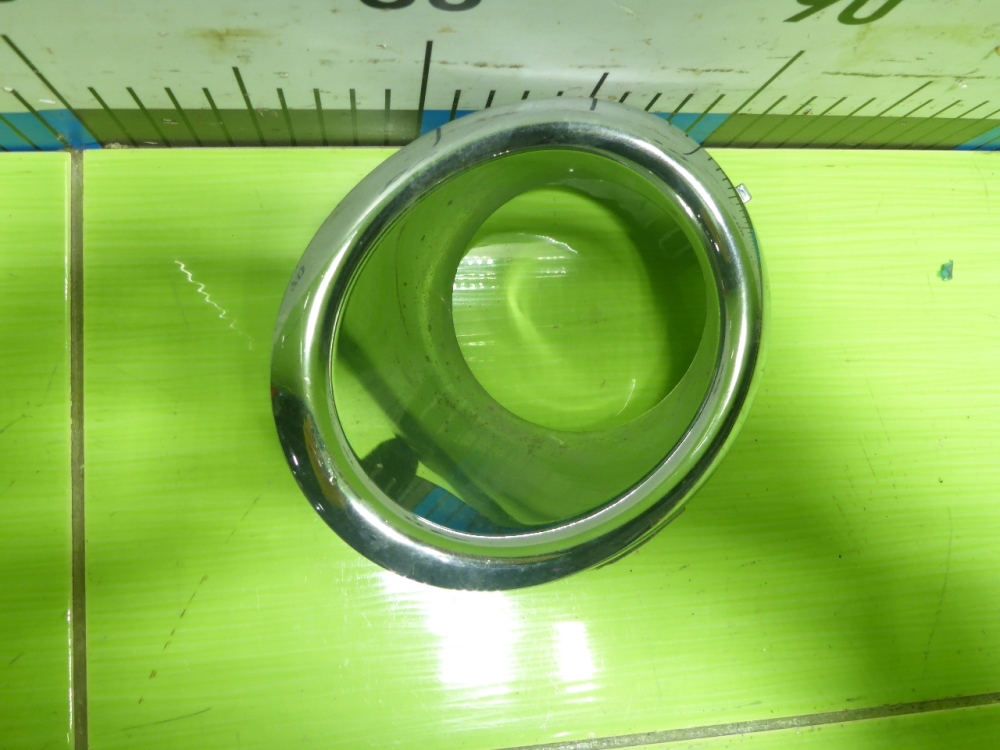 Рамка противотуманной фары левой