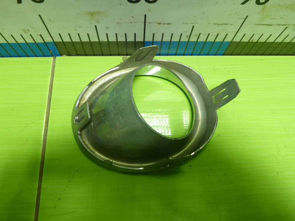 Рамка противотуманной фары левой