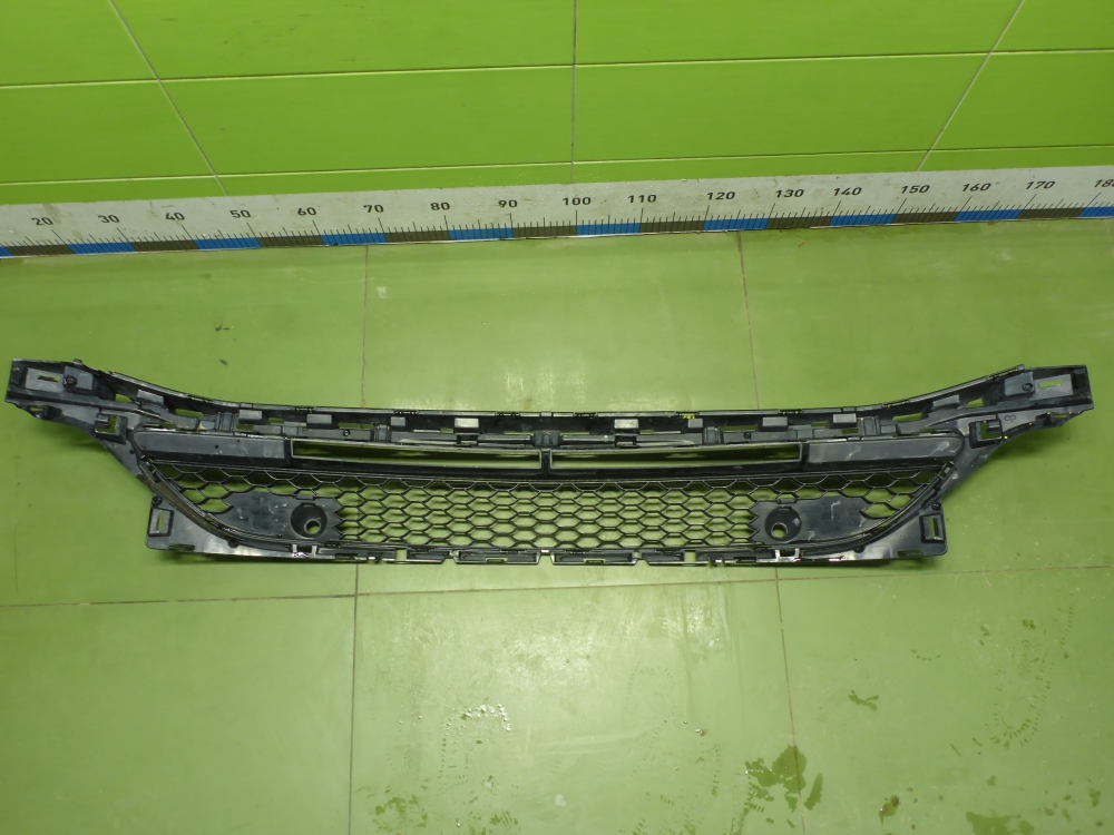 Решетка в бампер центральная