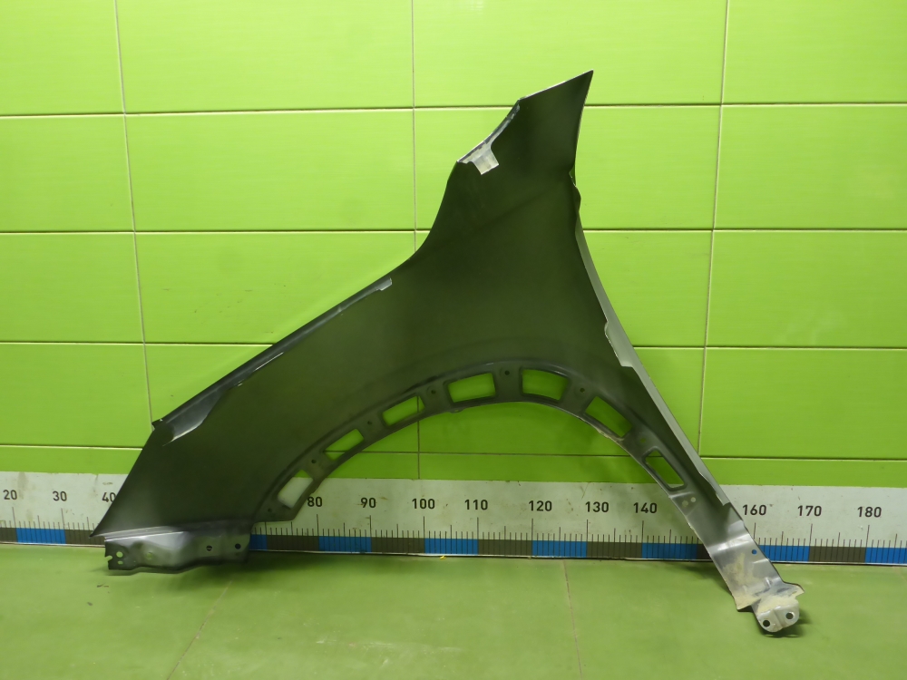 Крыло переднее правое