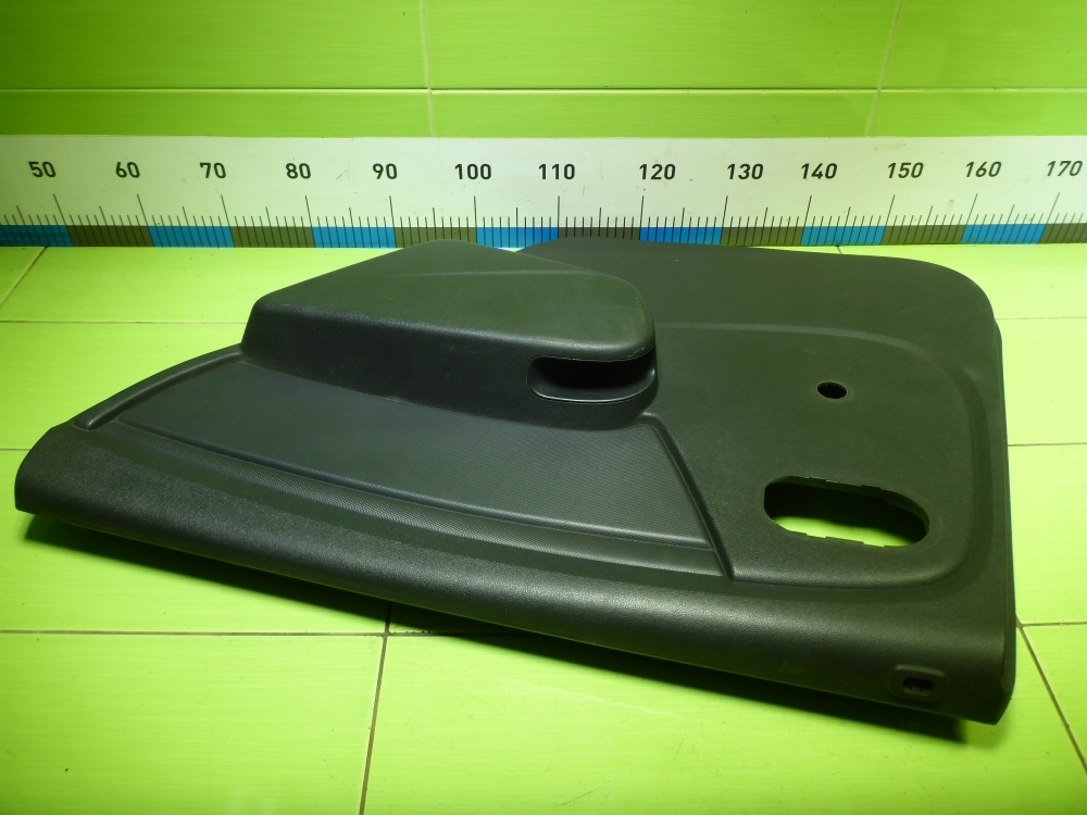 Обшивка двери задней правой