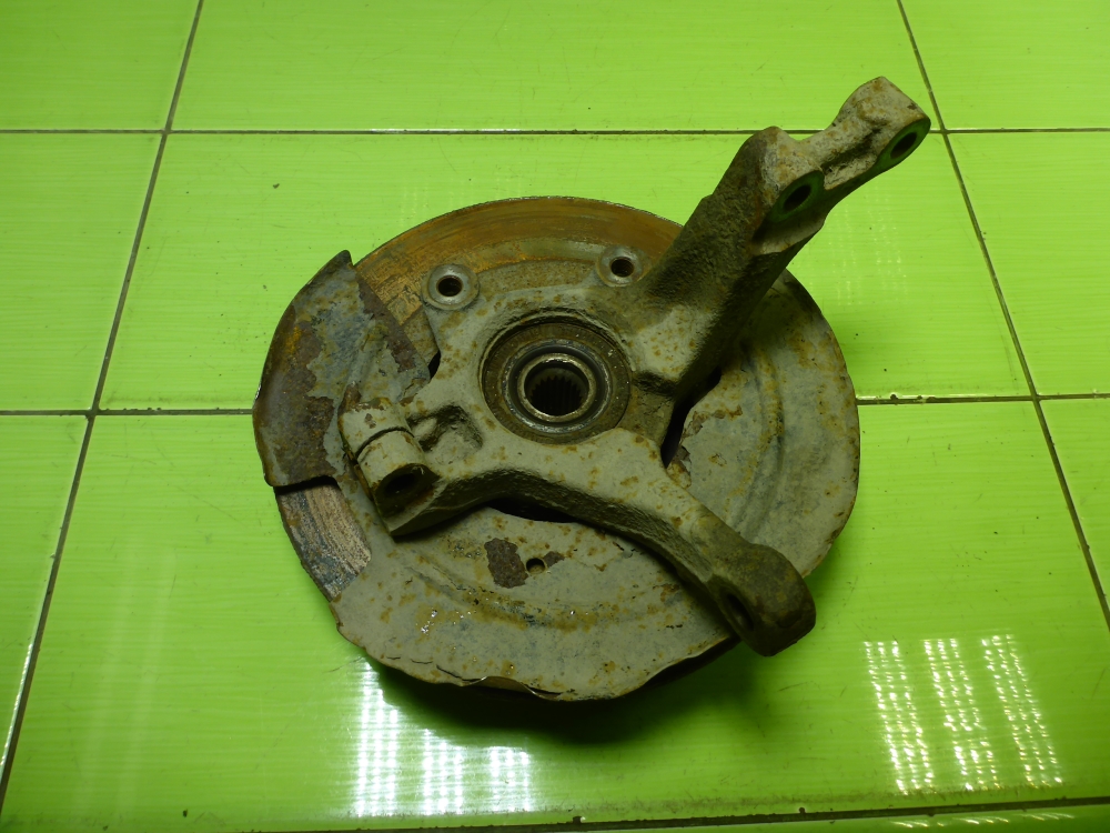 Кулак поворотный передний правый