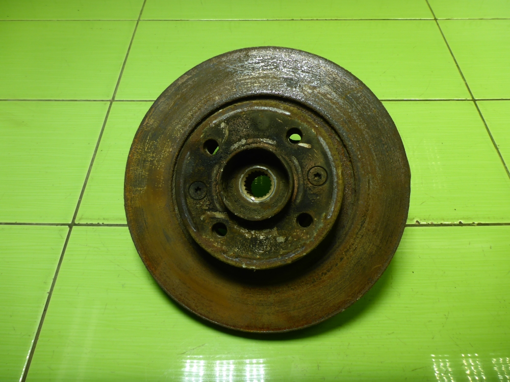 Кулак поворотный передний правый