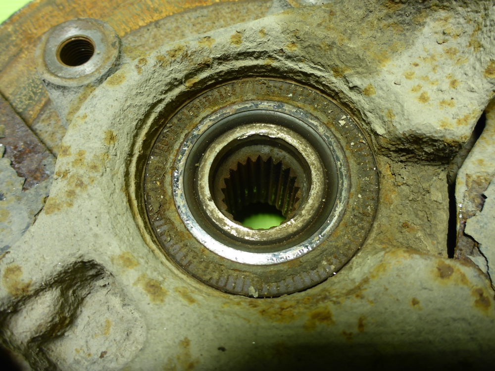 Кулак поворотный передний правый