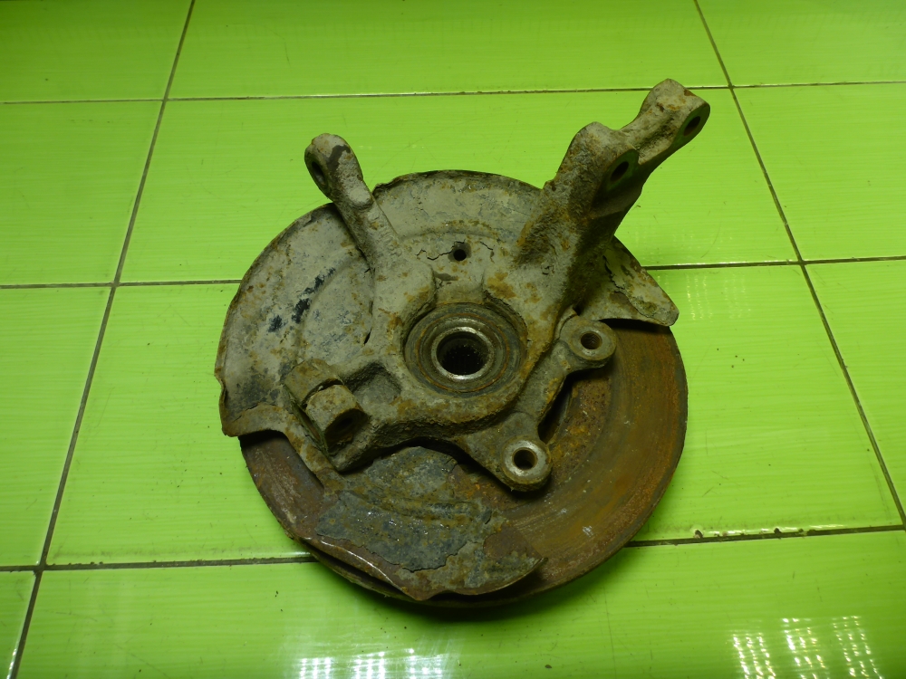 Кулак поворотный передний левый