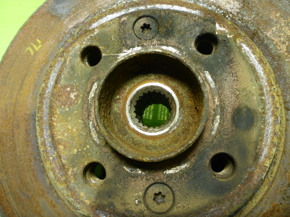 Кулак поворотный передний левый