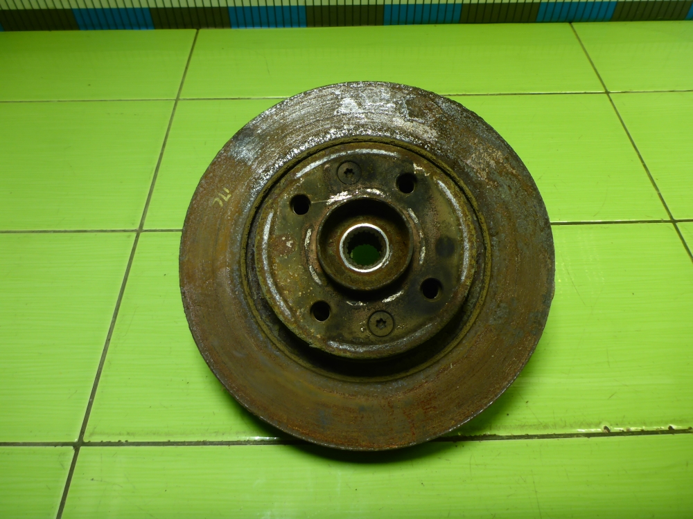 Кулак поворотный передний левый