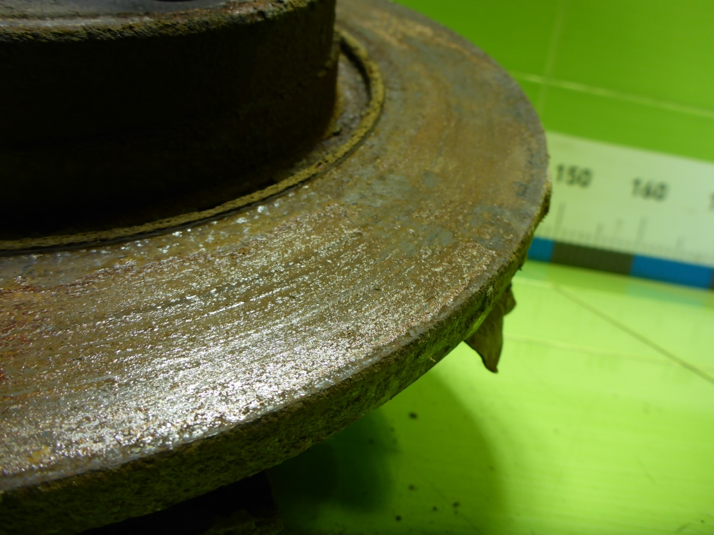 Кулак поворотный передний левый