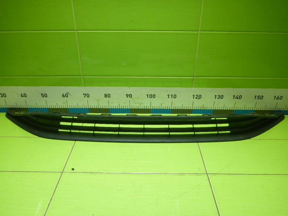 Решетка в бампер центральная