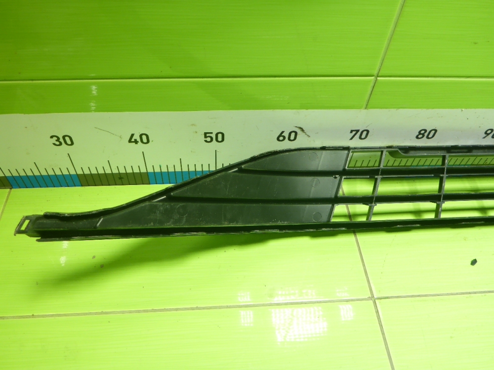 Решетка в бампер центральная