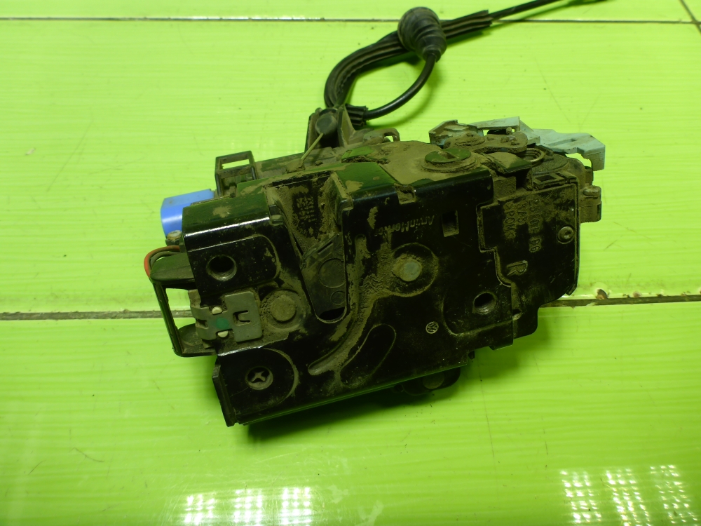 Замок двери задней правой