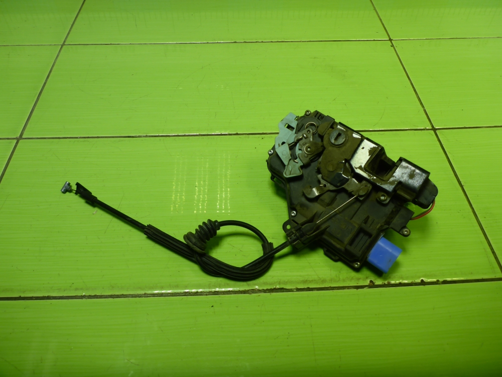 Замок двери задней правой