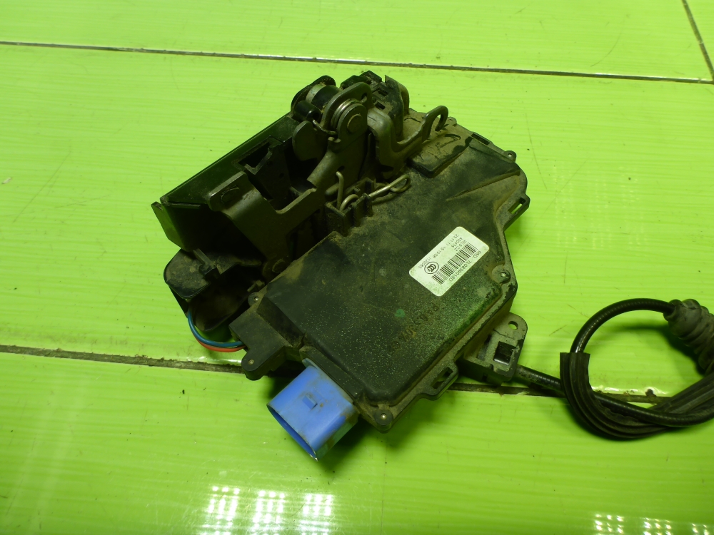 Замок двери задней правой