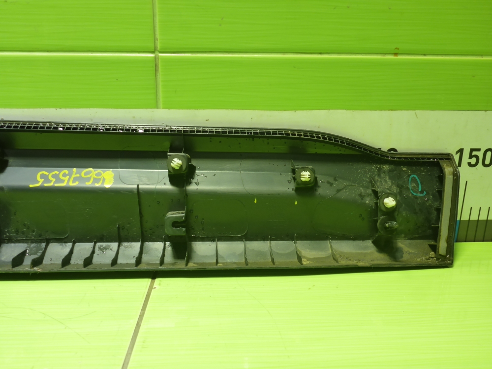 Накладка двери передней левой