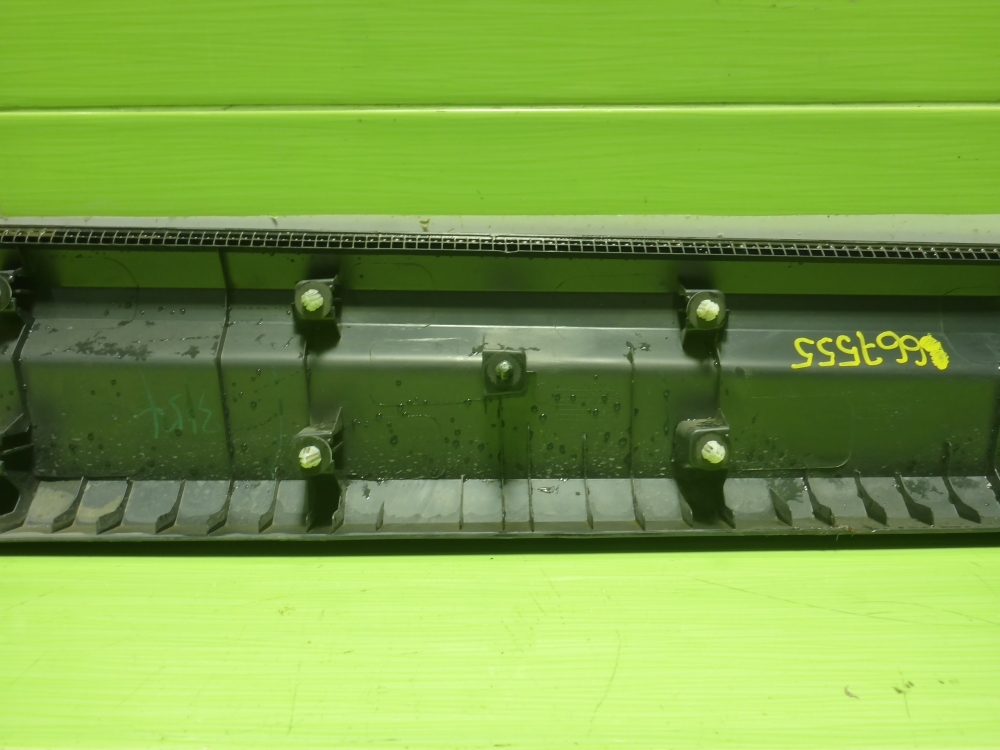 Накладка двери передней левой