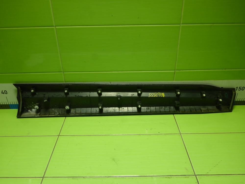 Накладка двери передней левой