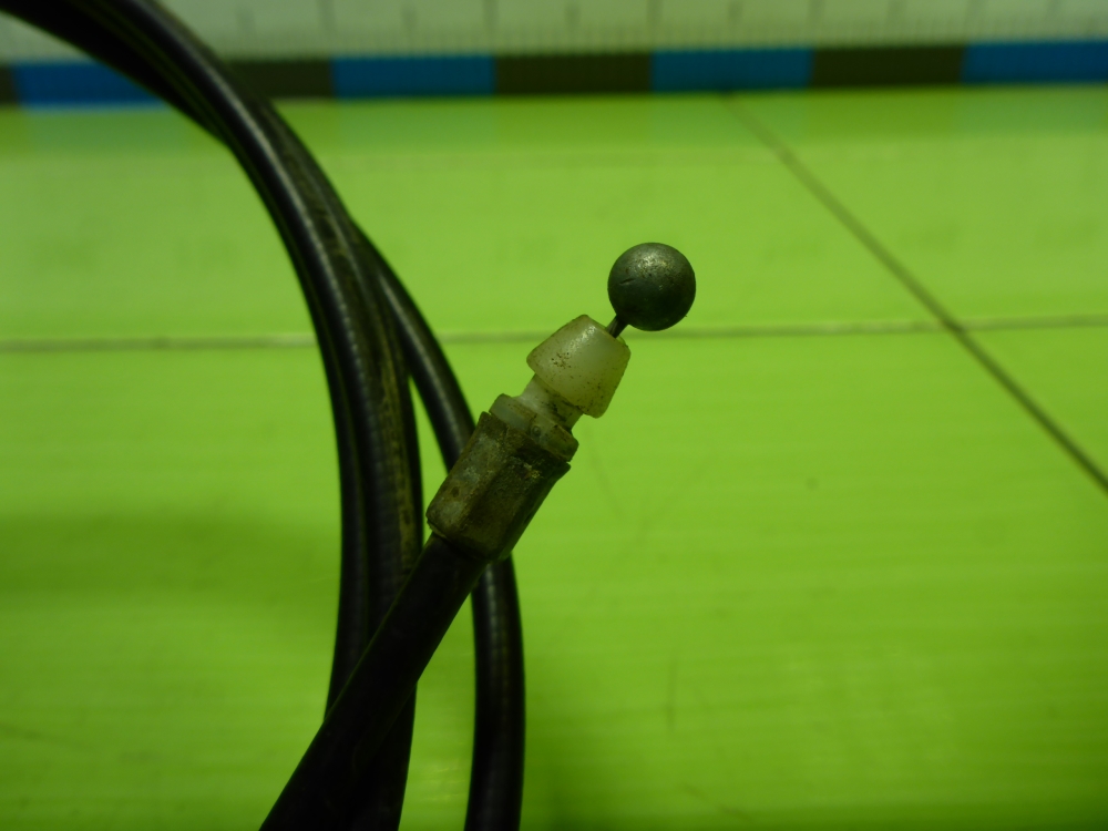 Трос открывания багажника