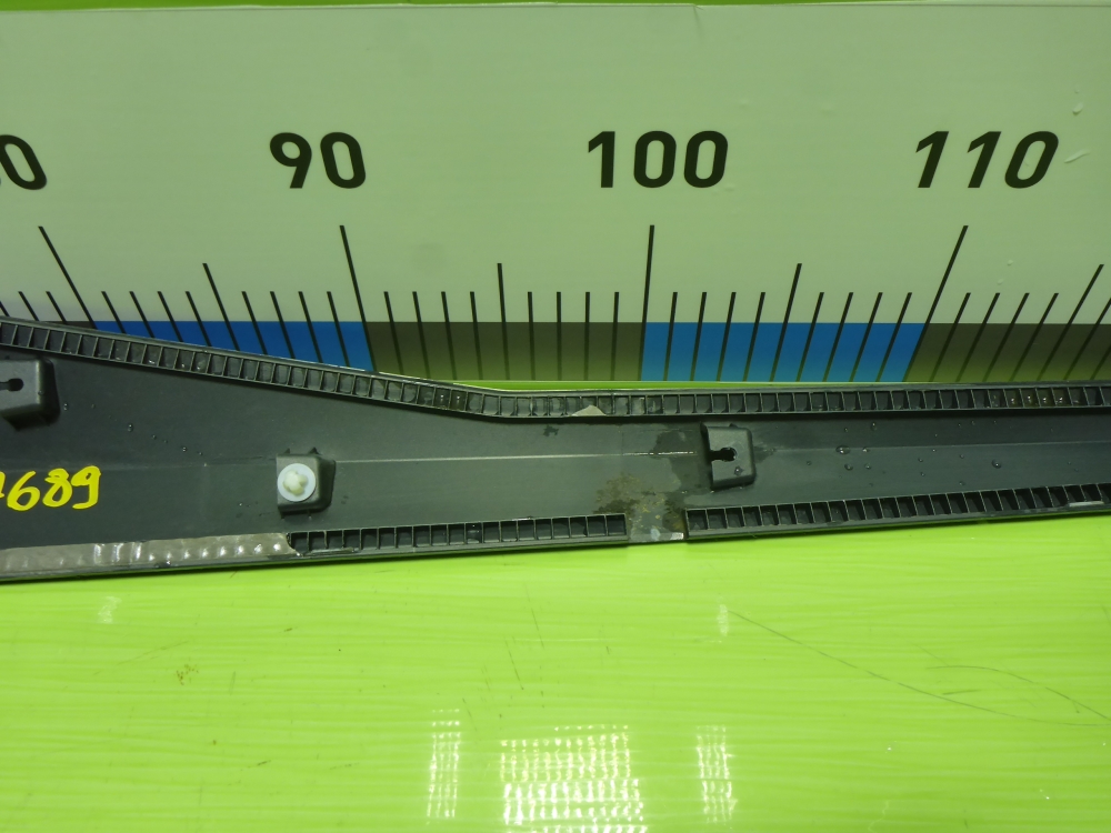 Накладка двери передней левой