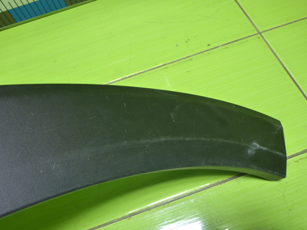 Накладка переднего крыла правого