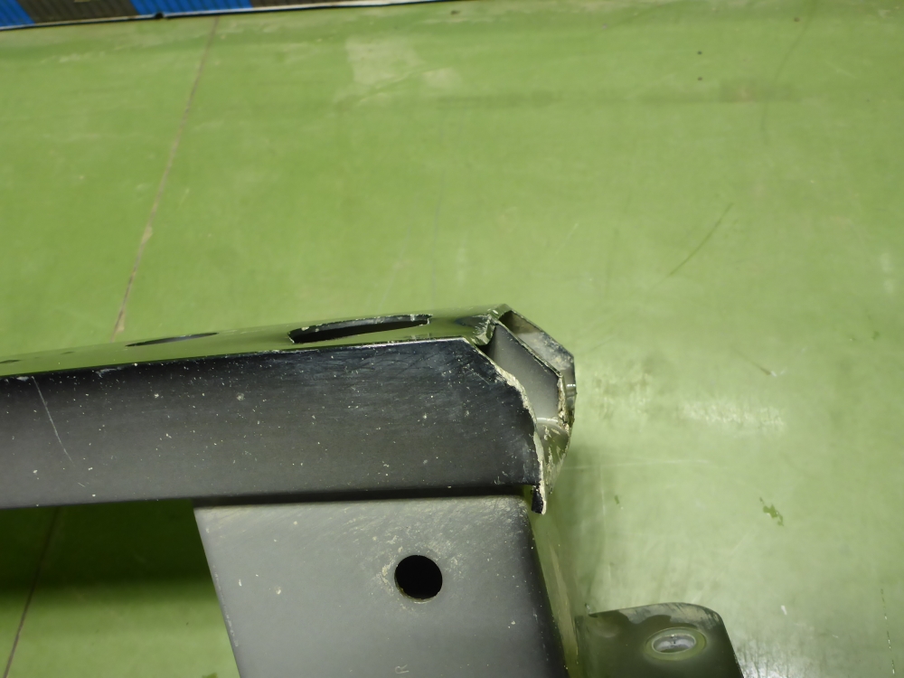 Усилитель заднего бампера