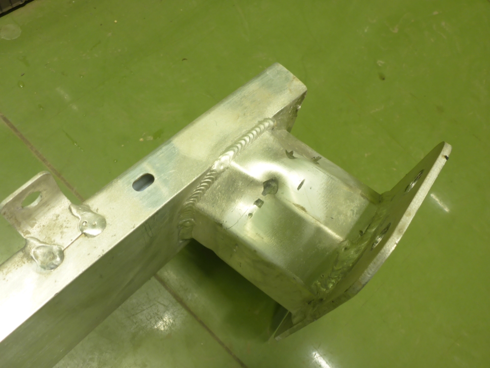 Усилитель переднего бампера