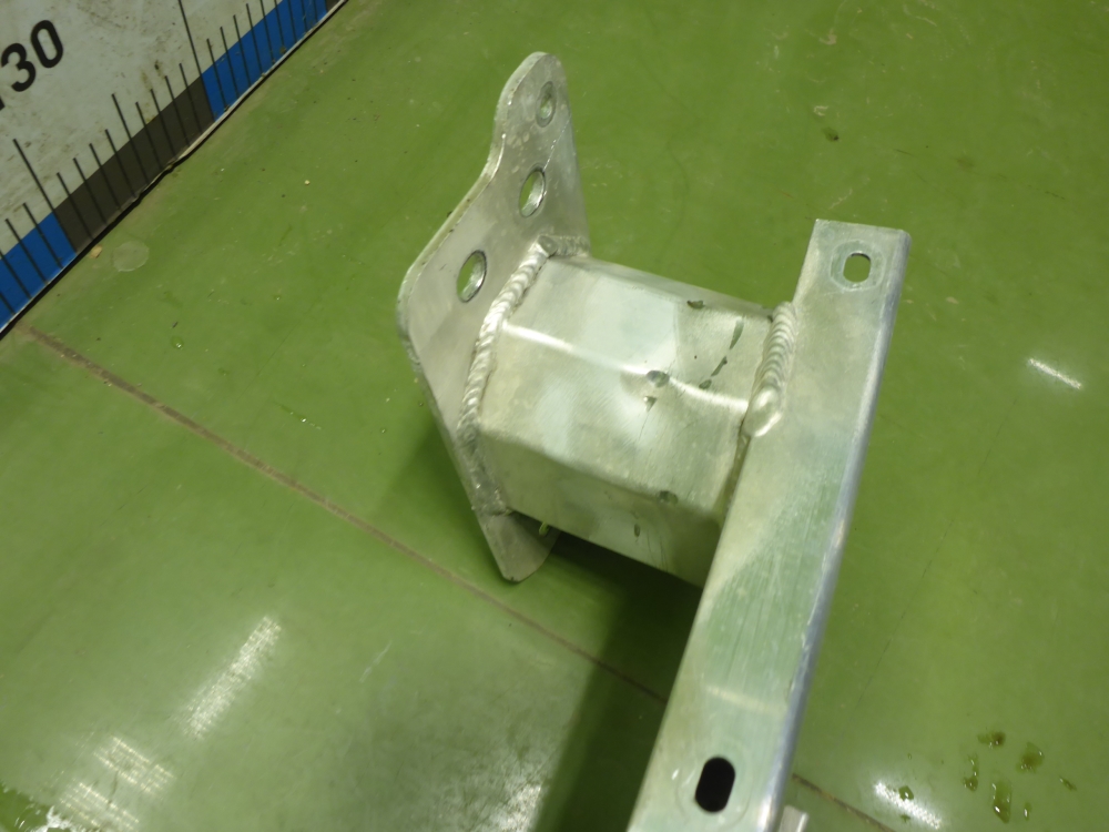 Усилитель переднего бампера