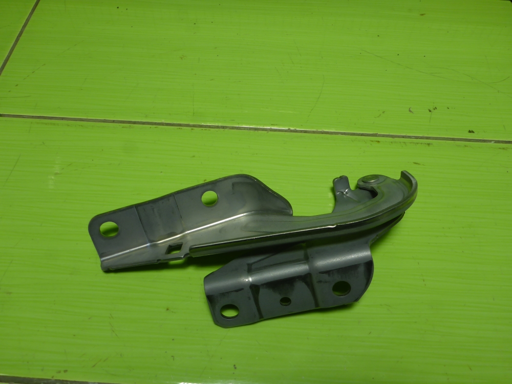 Петля капота правая