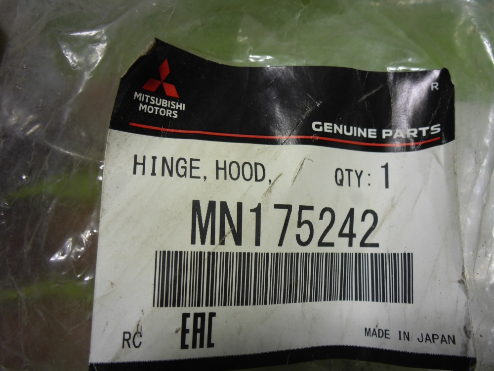 Петля капота правая