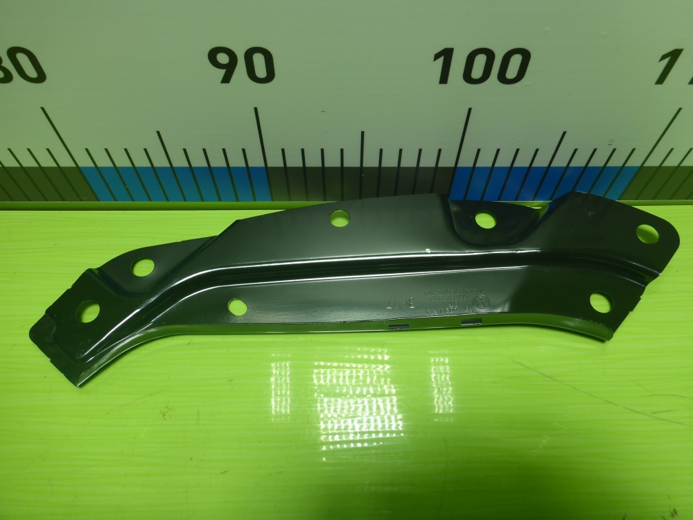 Кронштейн фар правый