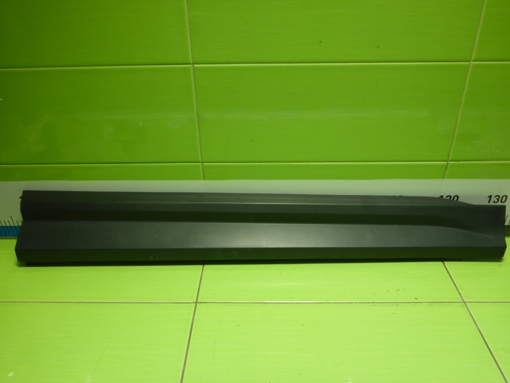 Накладка двери передней правой