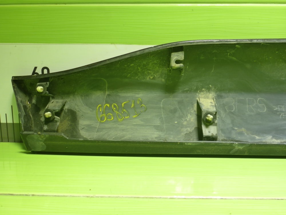 Накладка двери передней правой