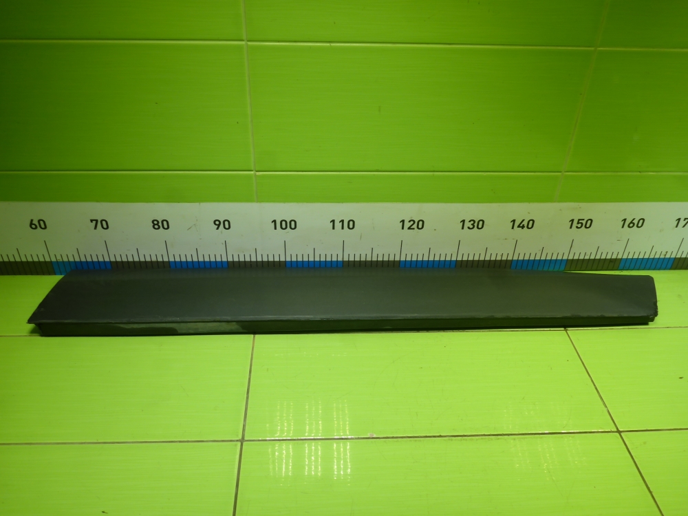 Накладка двери передней правой