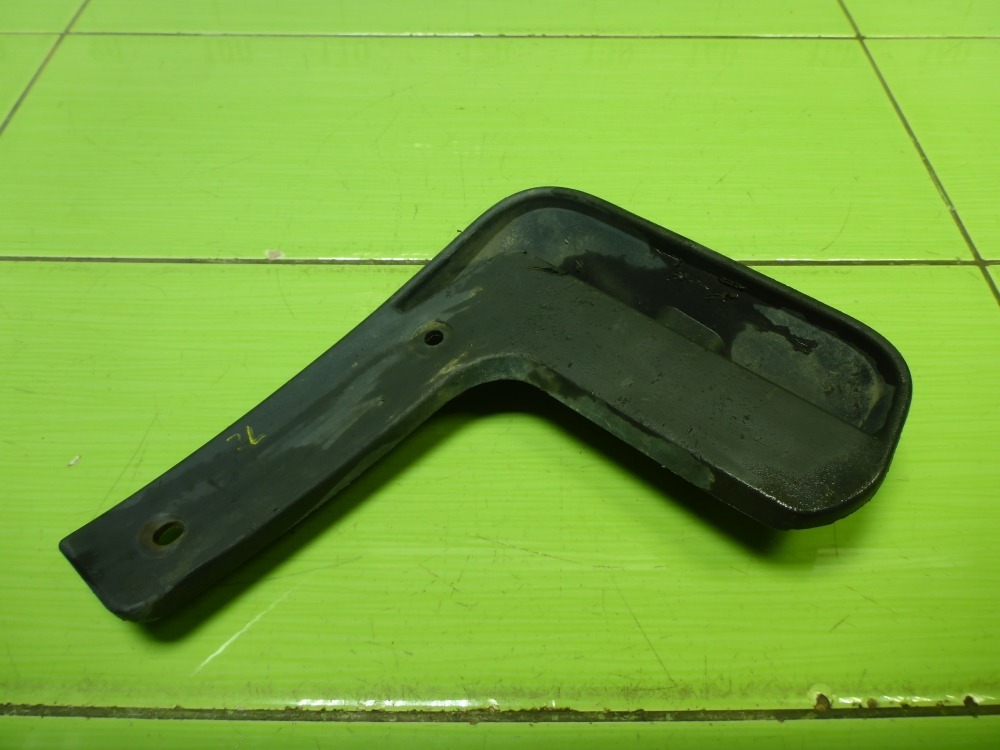 Брызговик задний левый