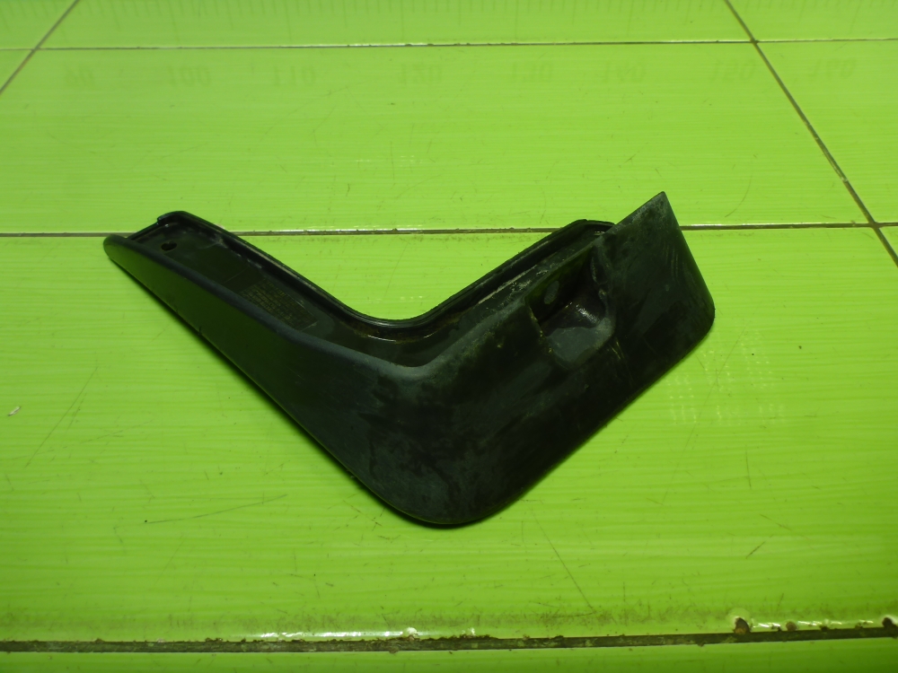 Брызговик задний левый